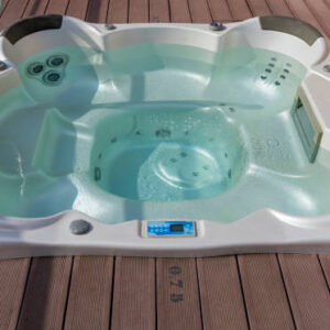 4-seater hot tub